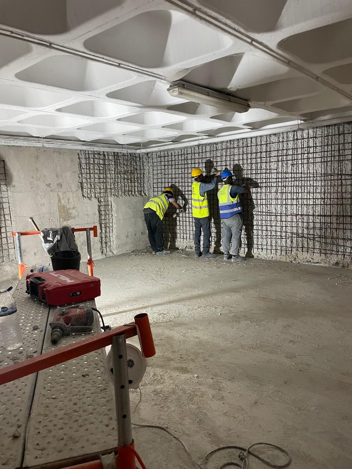 Obra de construção civil em curso com gruas e operários