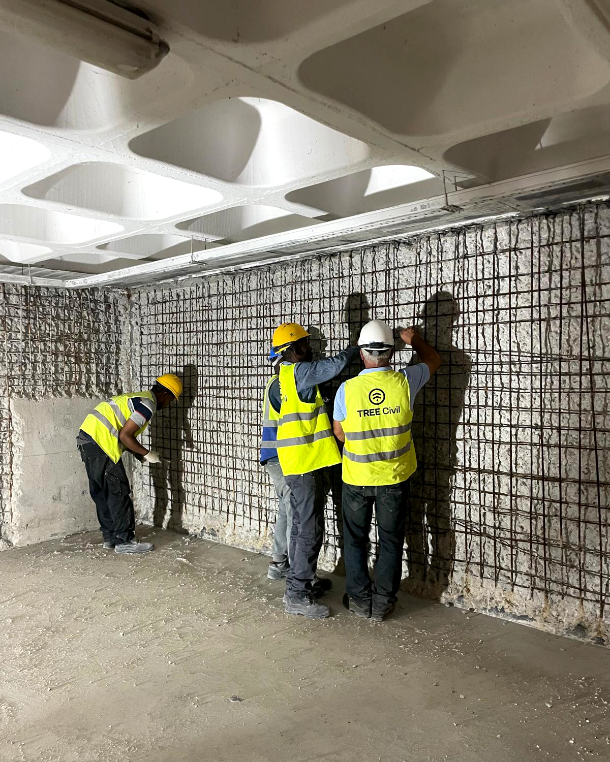 Equipa de construção civil a trabalhar na remodelação do Mercado de Santiago